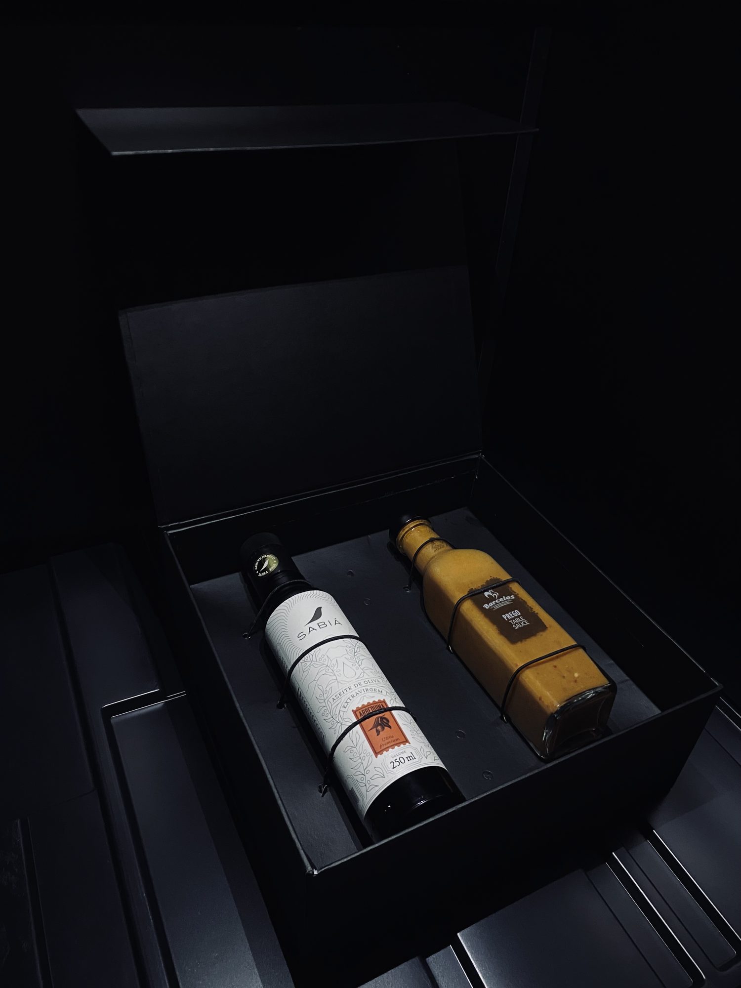 KIFF BOX aberta, produtos premium sobre o forro