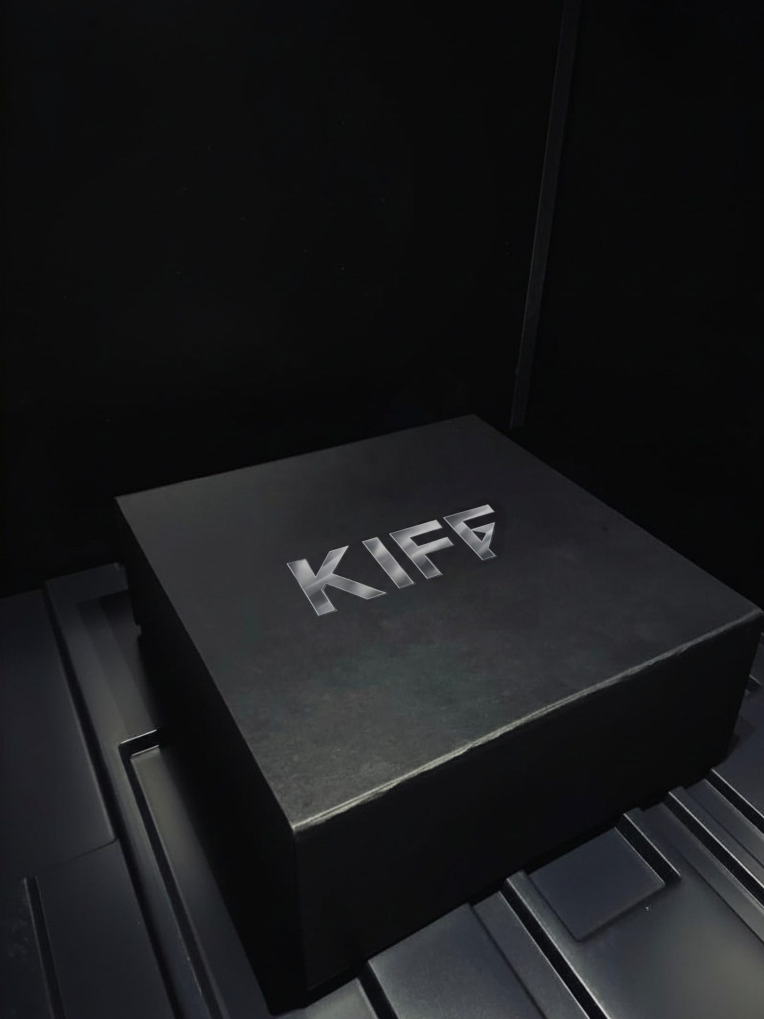 KIFF BOX — caixa preta fechada com o selo KIFF